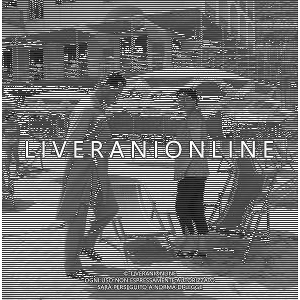 GINA LOLLOBRIGIDA ATTRICE ITALIANA - RETROSPETTIVA NELLA FOTO A ISCHIA NEL 1957 CON IL MARITO MILKO SKOFIC IN SPIAGGIA AL MARE ©ARCHIVIO GIOVANNI LIVERANI / AG. ALDO LIVERANI SAS