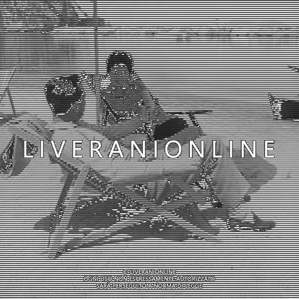 GINA LOLLOBRIGIDA ATTRICE ITALIANA - RETROSPETTIVA NELLA FOTO A ISCHIA NEL 1957 CON IL MARITO MILKO SKOFIC IN SPIAGGIA AL MARE ©ARCHIVIO GIOVANNI LIVERANI / AG. ALDO LIVERANI SAS