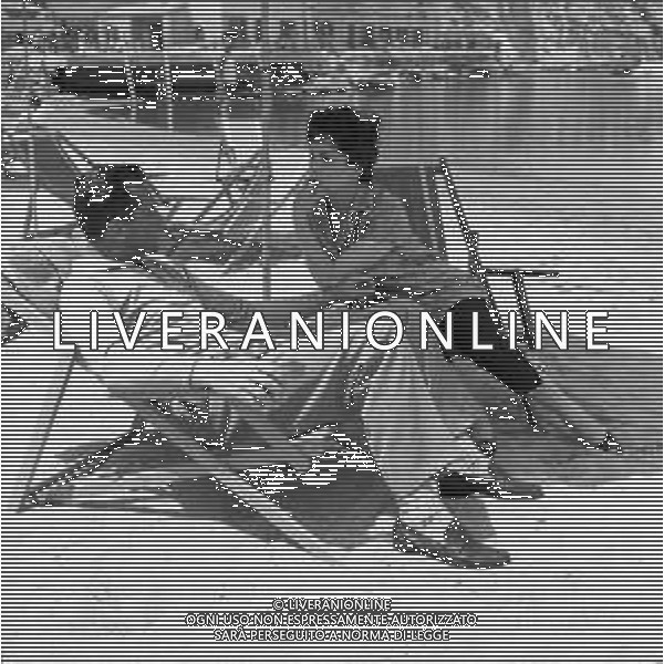 GINA LOLLOBRIGIDA ATTRICE ITALIANA - RETROSPETTIVA NELLA FOTO A ISCHIA NEL 1957 CON IL MARITO MILKO SKOFIC IN SPIAGGIA AL MARE ©ARCHIVIO GIOVANNI LIVERANI / AG. ALDO LIVERANI SAS