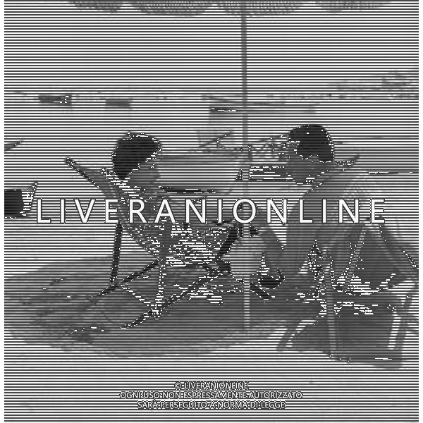 GINA LOLLOBRIGIDA ATTRICE ITALIANA - RETROSPETTIVA NELLA FOTO A ISCHIA NEL 1957 CON IL MARITO MILKO SKOFIC IN SPIAGGIA AL MARE ©ARCHIVIO GIOVANNI LIVERANI / AG. ALDO LIVERANI SAS