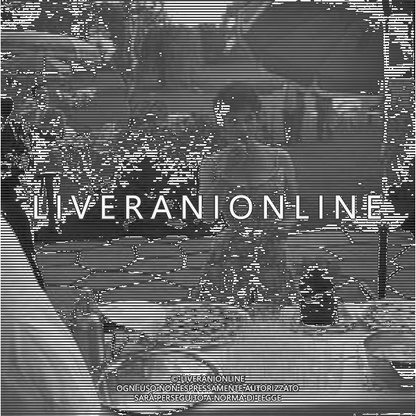 GINA LOLLOBRIGIDA ATTRICE ITALIANA - RETROSPETTIVA NELLA FOTO AD UN RICEVIMENTO NEL GIARDINO DELLA SUA VILLA IN VIA APPIA ANTICA IL 21.09.1957 ©ARCHIVIO GIOVANNI LIVERANI / AG. ALDO LIVERANI SAS