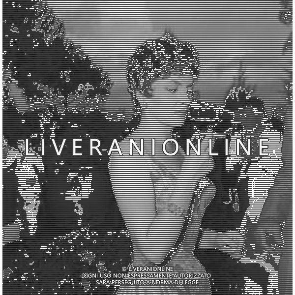 GINA LOLLOBRIGIDA ATTRICE ITALIANA - RETROSPETTIVA NELLA FOTO AD UN RICEVIMENTO NEL GIARDINO DELLA SUA VILLA IN VIA APPIA ANTICA IL 21.09.1957 MENTRE FUMA UNA SIGARETTA ©ARCHIVIO GIOVANNI LIVERANI / AG. ALDO LIVERANI SAS