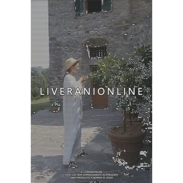 RETROSPETTIVA CARLA FRACCI BALLERINA NELLA FOTO CARLA FRACCI CON IL MARITO BEPPE MENEGATTI E IL FIGLIO FRANCESCO NELL\'ANNO 1980 AG ALDO LIVERANI SAS