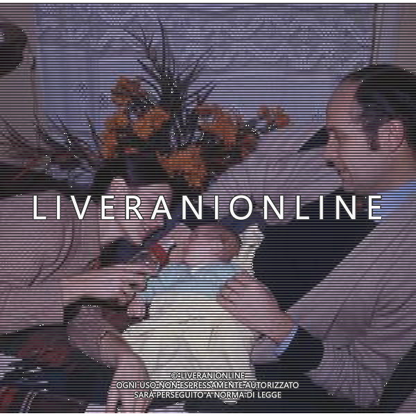 RETROSPETTIVA CARLA FRACCI BALLERINA NELLA FOTO CARLA FRACCI CON IL MARITO BEPPE MENEGATTI CON IL FIGLIO FRANCESCO NELLA LORO CASA A MILANO AG ALDO LIVERANI SAS