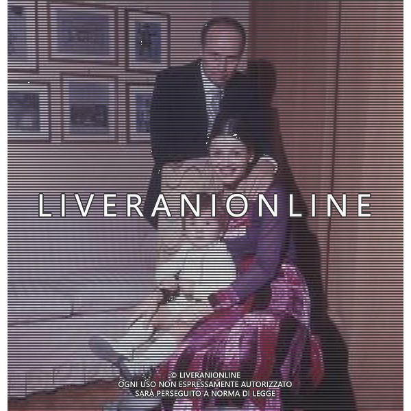 RETROSPETTIVA CARLA FRACCI BALLERINA NELLA FOTO CARLA FRACCI CON IL MARITO BEPPE MENEGATTI CON IL FIGLIO FRANCESCO NELLA LORO CASA A MILANO AG ALDO LIVERANI SAS