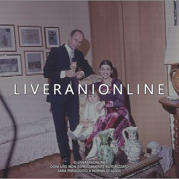 RETROSPETTIVA CARLA FRACCI BALLERINA NELLA FOTO CARLA FRACCI CON IL MARITO BEPPE MENEGATTI CON IL FIGLIO FRANCESCO NELLA LORO CASA A MILANO AG ALDO LIVERANI SAS