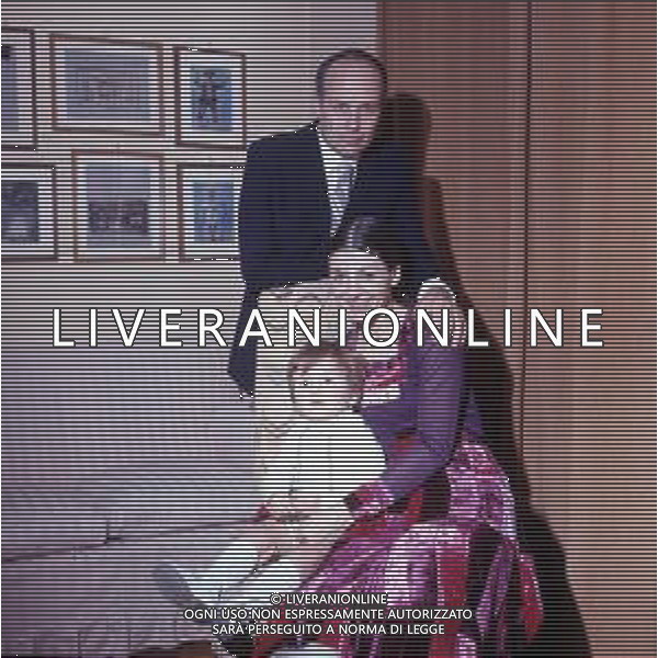 RETROSPETTIVA CARLA FRACCI BALLERINA NELLA FOTO CARLA FRACCI CON IL MARITO BEPPE MENEGATTI CON IL FIGLIO FRANCESCO NELLA LORO CASA A MILANO AG ALDO LIVERANI SAS
