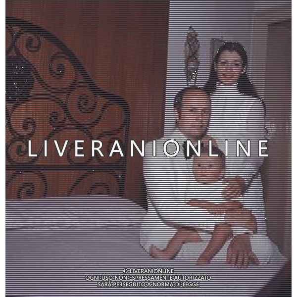 RETROSPETTIVA CARLA FRACCI BALLERINA NELLA FOTO CARLA FRACCI CON IL MARITO BEPPE MENEGATTI CON IL FIGLIO FRANCESCO NELLA LORO CASA A MILANO AG ALDO LIVERANI SAS