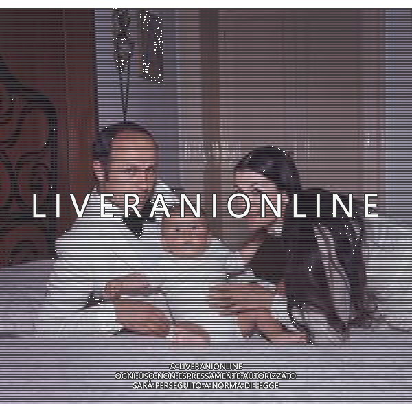 RETROSPETTIVA CARLA FRACCI BALLERINA NELLA FOTO CARLA FRACCI CON IL MARITO BEPPE MENEGATTI E IL FIGLIO FRANCESCO NELLA CASA DI MILANO AG ALDO LIVERANI SAS