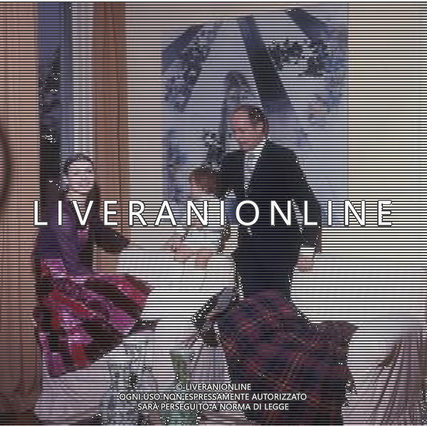 RETROSPETTIVA CARLA FRACCI BALLERINA NELLA FOTO CARLA FRACCI CON IL MARITO BEPPE MENEGATTI E IL FIGLIO FRANCESCO NELLA CASA DI MILANO AG ALDO LIVERANI SAS