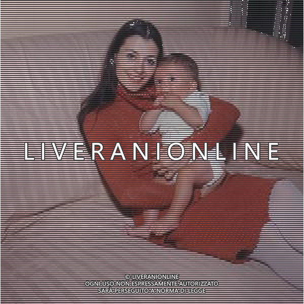 RETROSPETTIVA CARLA FRACCI BALLERINA NELLA FOTO CARLA FRACCI CON IL FIGLIO FRANCESCO NELLA SUA CASA DI MILANO AG ALDO LIVERANI SAS