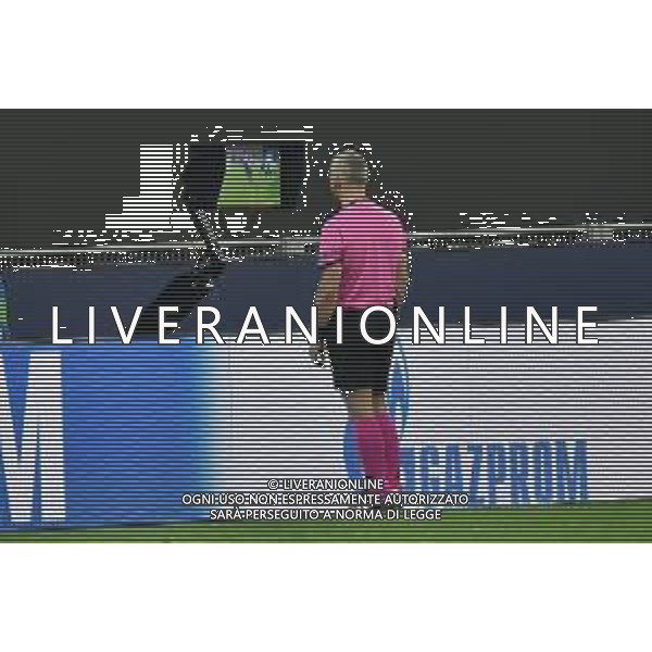 l\'arbitro Kuipers rivede al VAR il contatto tra arturo Vidal e Thuram e poi assegna il rigore al Borussia M. Inter vs Borussia Monchengladbach UEFA Champions League fase a gironi 1¬∞ giornata - gruppo B Milano 21-10-2020 stadio Giuseppe Meazza - San Siro foto Roberto Garavaglia - agenzia Aldo Liverani sas / AGENZIA ALDO LIVERANI SAS