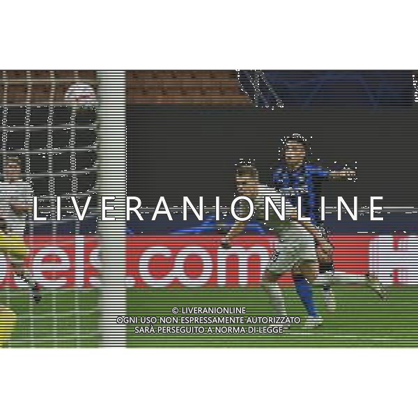la girata al volo di lautaro Martinez terminata sul palo Inter vs Borussia Monchengladbach UEFA Champions League fase a gironi 1¬∞ giornata - gruppo B Milano 21-10-2020 stadio Giuseppe Meazza - San Siro foto Roberto Garavaglia - agenzia Aldo Liverani sas / AGENZIA ALDO LIVERANI SAS