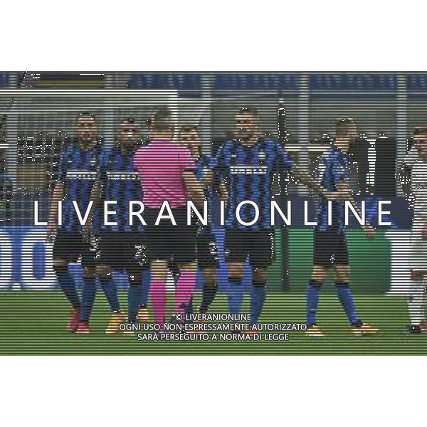 proteste giocatore Inter con l’arbitro Kuipers - colavo Inter vs Borussia Monchengladbach UEFA Champions League fase a gironi 1° giornata - gruppo B Milano 21-10-2020 stadio Giuseppe Meazza - San Siro foto Roberto Garavaglia - agenzia Aldo Liverani sas / AGENZIA ALDO LIVERANI SAS