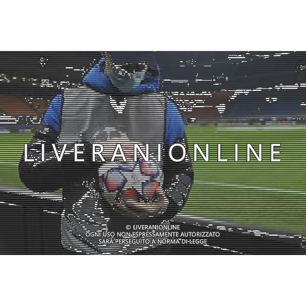 sanificazione del pallone per le gare di UEFA Champions League Inter vs Borussia Monchengladbach UEFA Champions League fase a gironi 1¬∞ giornata - gruppo B Milano 21-10-2020 stadio Giuseppe Meazza - San Siro foto Roberto Garavaglia - agenzia Aldo Liverani sas / AGENZIA ALDO LIVERANI SAS