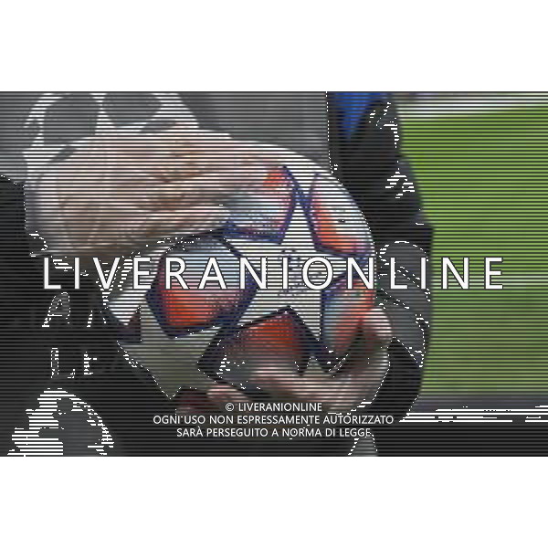 sanificazione del pallone per le gare di UEFA Champions League Inter vs Borussia Monchengladbach UEFA Champions League fase a gironi 1¬∞ giornata - gruppo B Milano 21-10-2020 stadio Giuseppe Meazza - San Siro foto Roberto Garavaglia - agenzia Aldo Liverani sas / AGENZIA ALDO LIVERANI SAS