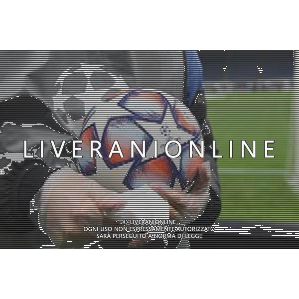 sanificazione del pallone per le gare di UEFA Champions League Inter vs Borussia Monchengladbach UEFA Champions League fase a gironi 1° giornata - gruppo B Milano 21-10-2020 stadio Giuseppe Meazza - San Siro foto Roberto Garavaglia - agenzia Aldo Liverani sas / AGENZIA ALDO LIVERANI SAS