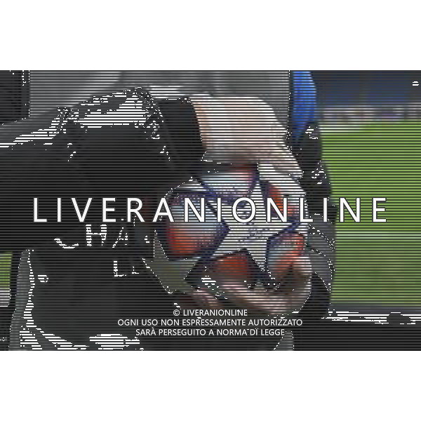 sanificazione del pallone per le gare di UEFA Champions League Inter vs Borussia Monchengladbach UEFA Champions League fase a gironi 1¬∞ giornata - gruppo B Milano 21-10-2020 stadio Giuseppe Meazza - San Siro foto Roberto Garavaglia - agenzia Aldo Liverani sas / AGENZIA ALDO LIVERANI SAS