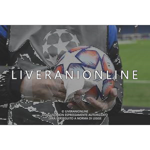 sanificazione del pallone per le gare di UEFA Champions League Inter vs Borussia Monchengladbach UEFA Champions League fase a gironi 1° giornata - gruppo B Milano 21-10-2020 stadio Giuseppe Meazza - San Siro foto Roberto Garavaglia - agenzia Aldo Liverani sas / AGENZIA ALDO LIVERANI SAS