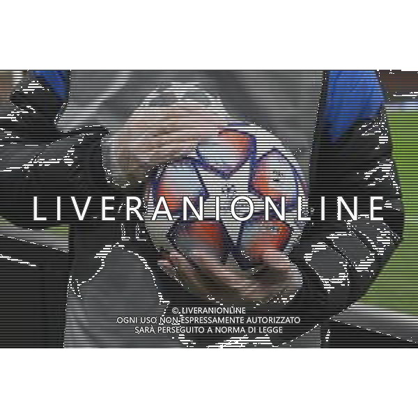 sanificazione del pallone per le gare di UEFA Champions League Inter vs Borussia Monchengladbach UEFA Champions League fase a gironi 1¬∞ giornata - gruppo B Milano 21-10-2020 stadio Giuseppe Meazza - San Siro foto Roberto Garavaglia - agenzia Aldo Liverani sas / AGENZIA ALDO LIVERANI SAS