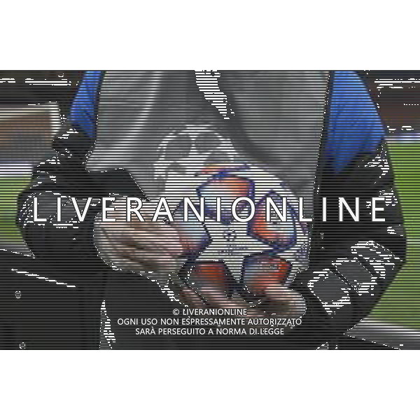 sanificazione del pallone per le gare di UEFA Champions League Inter vs Borussia Monchengladbach UEFA Champions League fase a gironi 1¬∞ giornata - gruppo B Milano 21-10-2020 stadio Giuseppe Meazza - San Siro foto Roberto Garavaglia - agenzia Aldo Liverani sas / AGENZIA ALDO LIVERANI SAS