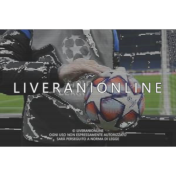 sanificazione del pallone per le gare di UEFA Champions League Inter vs Borussia Monchengladbach UEFA Champions League fase a gironi 1¬∞ giornata - gruppo B Milano 21-10-2020 stadio Giuseppe Meazza - San Siro foto Roberto Garavaglia - agenzia Aldo Liverani sas / AGENZIA ALDO LIVERANI SAS