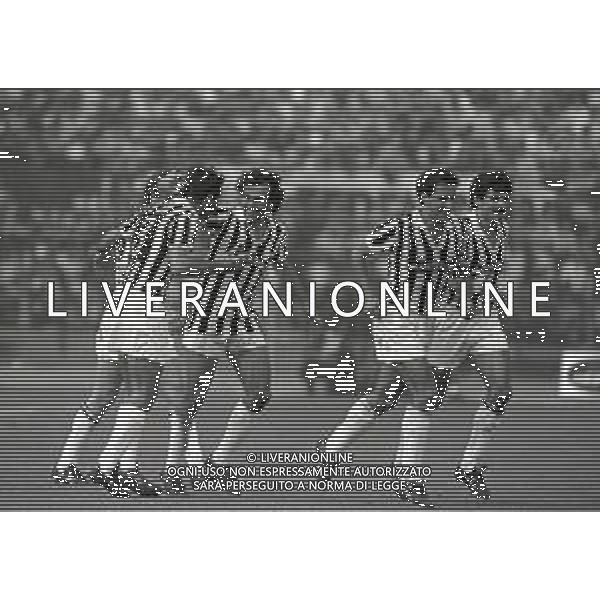 13-10-1985 TORINO CAMPIONATO DI CALCIO SERIE A TORINO-JUVENTUS 1-2 NELLA FOTO ABBRACCI GIOCATORI JUVENTUS DOPO IL GOAL AG ALDO LIVERANI SAS