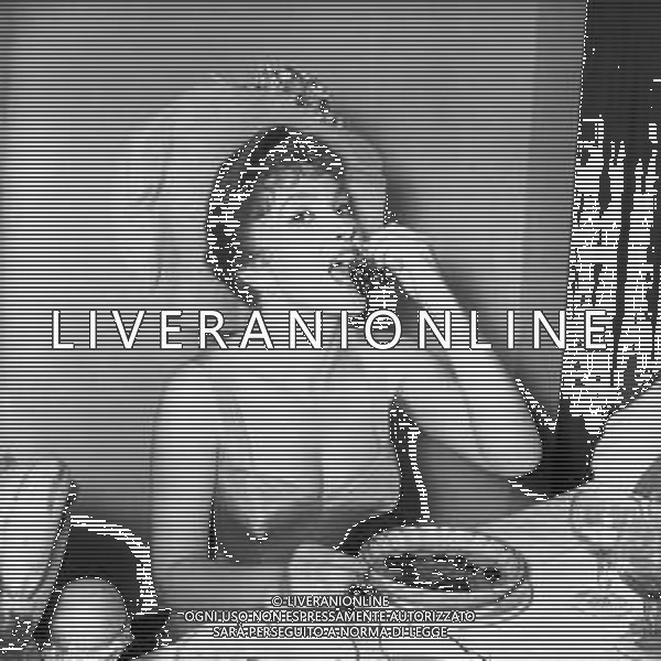 GINA LOLLOBRIGIDA ATTRICE ITALIANA - RETROSPETTIVA NELLA FOTO A ROMA NEL 1954 SUL SET DURANTE UNA PAUSA DELLE RIPRESE DEL FILM \' LA ROMANA\' ©ARCHIVIO GIOVANNI LIVERANI / AG. ALDO LIVERANI SAS