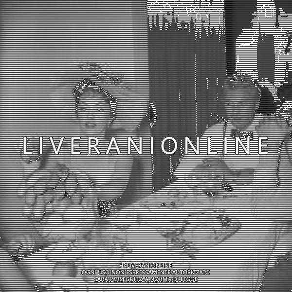 GINA LOLLOBRIGIDA ATTRICE ITALIANA - RETROSPETTIVA NELLA FOTO A ROMA NEL 1954 SUL SET DURANTE UNA PAUSA DELLE RIPRESE DEL FILM \' LA ROMANA\' CON FRANCO FABRIZI ©ARCHIVIO GIOVANNI LIVERANI / AG. ALDO LIVERANI SAS