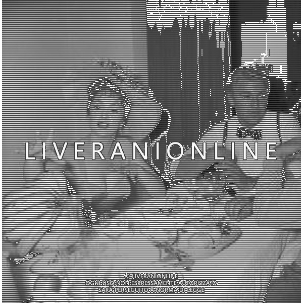 GINA LOLLOBRIGIDA ATTRICE ITALIANA - RETROSPETTIVA NELLA FOTO A ROMA NEL 1954 SUL SET DURANTE UNA PAUSA DELLE RIPRESE DEL FILM \' LA ROMANA\' CON FRANCO FABRIZI ©ARCHIVIO GIOVANNI LIVERANI / AG. ALDO LIVERANI SAS