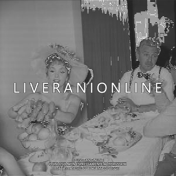 GINA LOLLOBRIGIDA ATTRICE ITALIANA - RETROSPETTIVA NELLA FOTO A ROMA NEL 1954 SUL SET DURANTE UNA PAUSA DELLE RIPRESE DEL FILM \' LA ROMANA\' CON FRANCO FABRIZI ©ARCHIVIO GIOVANNI LIVERANI / AG. ALDO LIVERANI SAS