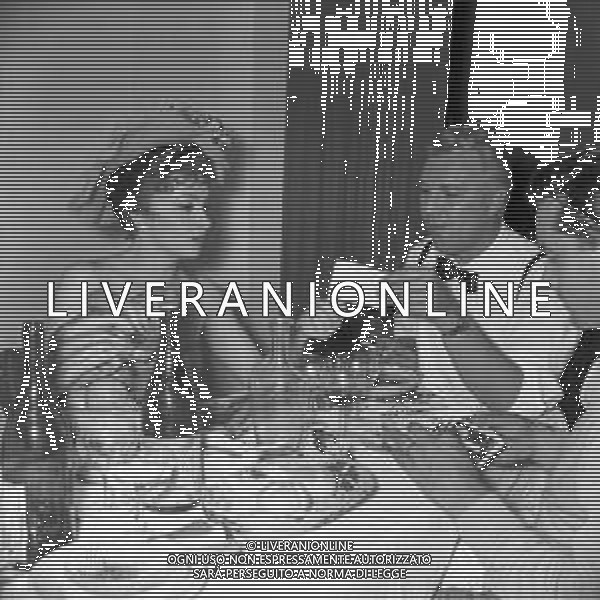 GINA LOLLOBRIGIDA ATTRICE ITALIANA - RETROSPETTIVA NELLA FOTO A ROMA NEL 1954 SUL SET DURANTE UNA PAUSA DELLE RIPRESE DEL FILM \' LA ROMANA\' CON FRANCO FABRIZI ©ARCHIVIO GIOVANNI LIVERANI / AG. ALDO LIVERANI SAS