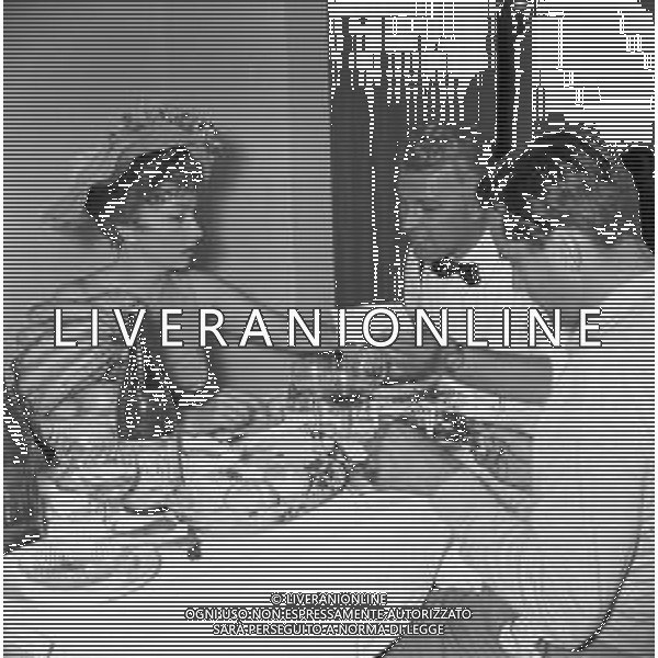 GINA LOLLOBRIGIDA ATTRICE ITALIANA - RETROSPETTIVA NELLA FOTO A ROMA NEL 1954 SUL SET DURANTE UNA PAUSA DELLE RIPRESE DEL FILM \' LA ROMANA\' CON FRANCO FABRIZI ©ARCHIVIO GIOVANNI LIVERANI / AG. ALDO LIVERANI SAS