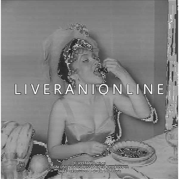 GINA LOLLOBRIGIDA ATTRICE ITALIANA - RETROSPETTIVA NELLA FOTO A ROMA NEL 1954 SUL SET DURANTE UNA PAUSA DELLE RIPRESE DEL FILM \' LA ROMANA\' CON FRANCO FABRIZI ©ARCHIVIO GIOVANNI LIVERANI / AG. ALDO LIVERANI SAS