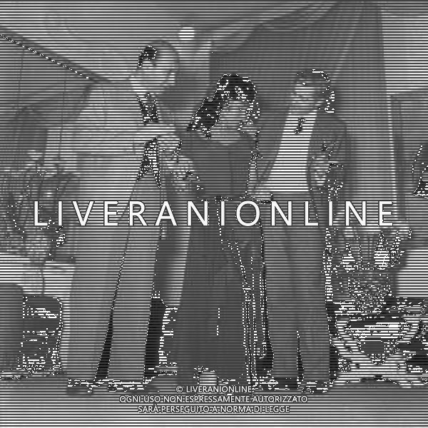 GINA LOLLOBRIGIDA ATTRICE ITALIANA - RETROSPETTIVA NELLA FOTO A ROMA NEL 1956 DURANTE LA PROVA ABITI PER IL FILM \'NOTRE DAME DE PARIS\' PRESSO LO STUDIO DEL SARTO STILISTA EMILIO SCHUBERTH ©ARCHIVIO GIOVANNI LIVERANI / AG. ALDO LIVERANI SAS