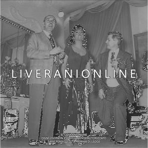 GINA LOLLOBRIGIDA ATTRICE ITALIANA - RETROSPETTIVA NELLA FOTO A ROMA NEL 1956 DURANTE LA PROVA ABITI PER IL FILM \'NOTRE DAME DE PARIS\' PRESSO LO STUDIO DEL SARTO STILISTA EMILIO SCHUBERTH ©ARCHIVIO GIOVANNI LIVERANI / AG. ALDO LIVERANI SAS
