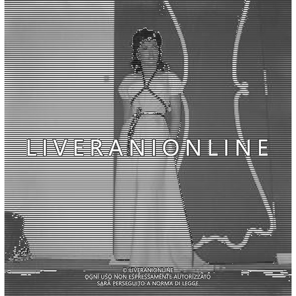 GINA LOLLOBRIGIDA ATTRICE ITALIANA - RETROSPETTIVA NELLA FOTO A ROMA NEL 1956 DURANTE LA PROVA ABITI PER IL FILM \'NOTRE DAME DE PARIS\' PRESSO LO STUDIO DEL SARTO STILISTA EMILIO SCHUBERTH ©ARCHIVIO GIOVANNI LIVERANI / AG. ALDO LIVERANI SAS