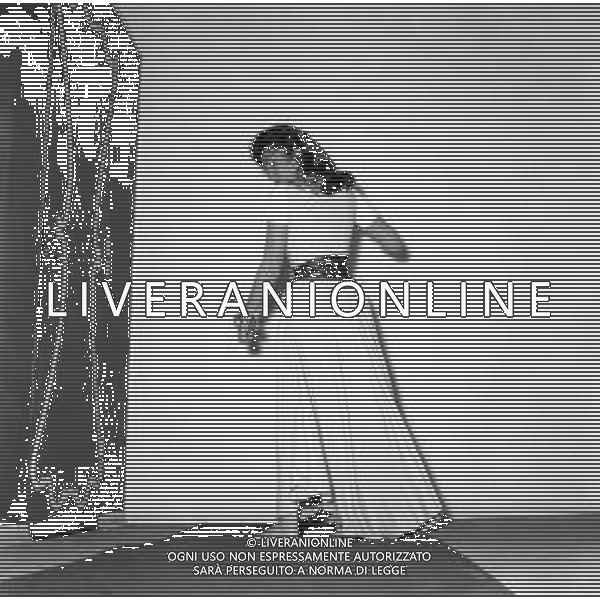 GINA LOLLOBRIGIDA ATTRICE ITALIANA - RETROSPETTIVA NELLA FOTO A ROMA NEL 1956 DURANTE LA PROVA ABITI PER IL FILM \'NOTRE DAME DE PARIS\' PRESSO LO STUDIO DEL SARTO STILISTA EMILIO SCHUBERTH ©ARCHIVIO GIOVANNI LIVERANI / AG. ALDO LIVERANI SAS