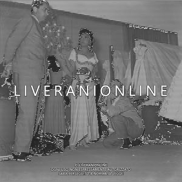 GINA LOLLOBRIGIDA ATTRICE ITALIANA - RETROSPETTIVA NELLA FOTO A ROMA NEL 1956 DURANTE LA PROVA ABITI PER IL FILM \'NOTRE DAME DE PARIS\' PRESSO LO STUDIO DEL SARTO STILISTA EMILIO SCHUBERTH ©ARCHIVIO GIOVANNI LIVERANI / AG. ALDO LIVERANI SAS