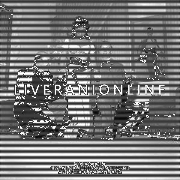 GINA LOLLOBRIGIDA ATTRICE ITALIANA - RETROSPETTIVA NELLA FOTO A ROMA NEL 1956 DURANTE LA PROVA ABITI PER IL FILM \'NOTRE DAME DE PARIS\' PRESSO LO STUDIO DEL SARTO STILISTA EMILIO SCHUBERTH ©ARCHIVIO GIOVANNI LIVERANI / AG. ALDO LIVERANI SAS