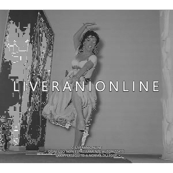 GINA LOLLOBRIGIDA ATTRICE ITALIANA - RETROSPETTIVA NELLA FOTO A ROMA NEL 1956 DURANTE LA PROVA ABITI PER IL FILM \'NOTRE DAME DE PARIS\' PRESSO LO STUDIO DEL SARTO STILISTA EMILIO SCHUBERTH ©ARCHIVIO GIOVANNI LIVERANI / AG. ALDO LIVERANI SAS