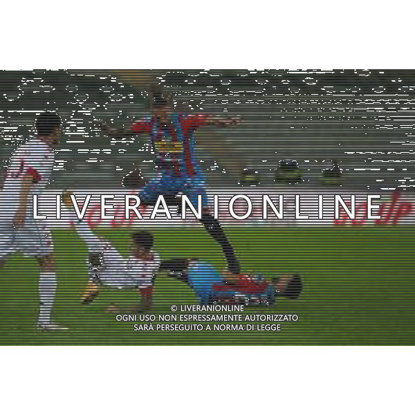 Bari vs Catania - Campionato di Calcio Serie C - Lega Pro 2020/2021, 26 ottobre 2020 Bari, Italia Nella foto: scontro di gioco Eugenio D\'Ursi (SSC Bari) Dennis Tonucci (Calcio Catania) Luca Calapai (Calcio Catania) @LM/Emmanuele Mastrodonato AG ALDO LIVERANI SAS