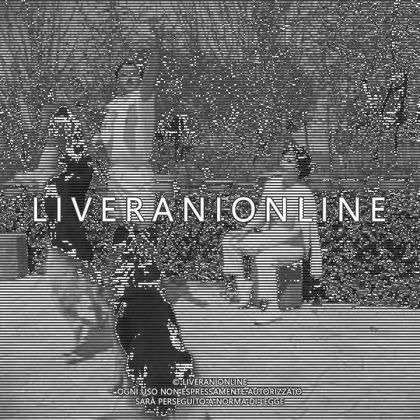 NEG-GINA LOLLOBRIGIDA ATTRICE ITALIANA - RETROSPETTIVA NELLA FOTO CON IL MARITO MILKO SKOFIC A ROMA NELL\'ANNO 1958 GIOCANO A TENNIS NEL GIARDINO DELLA LORO VILLA ©ARCHIVIO GIOVANNI LIVERANI / AG. ALDO LIVERANI SAS