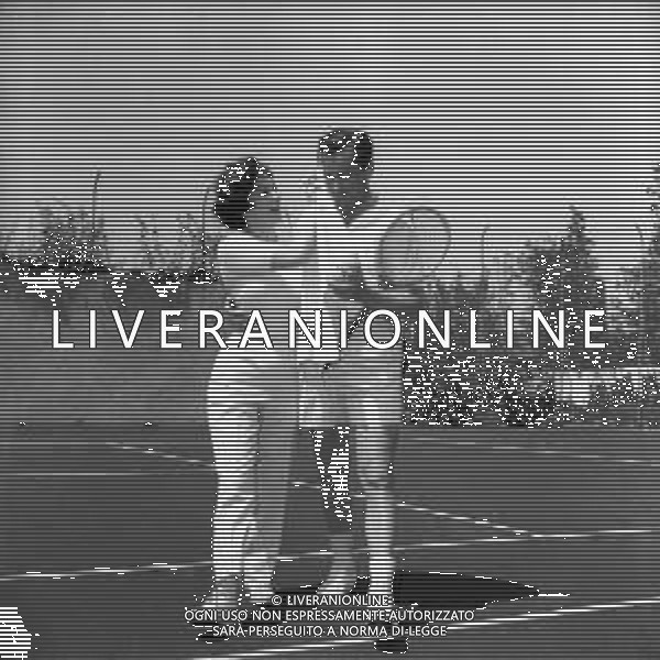 NEG-GINA LOLLOBRIGIDA ATTRICE ITALIANA - RETROSPETTIVA NELLA FOTO CON IL MARITO MILKO SKOFIC A ROMA NELL\'ANNO 1958 GIOCANO A TENNIS NEL GIARDINO DELLA LORO VILLA ©ARCHIVIO GIOVANNI LIVERANI / AG. ALDO LIVERANI SAS