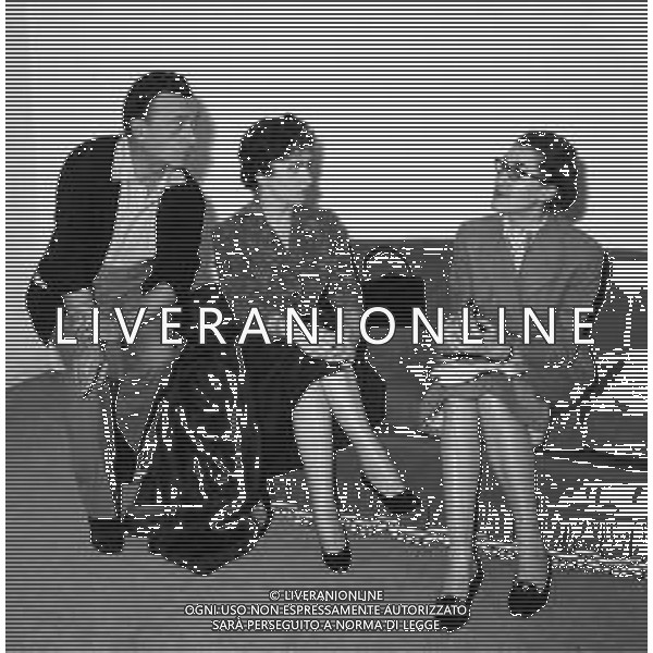 GINA LOLLOBRIGIDA ATTRICE ITALIANA - RETROSPETTIVA NELLA FOTO A ROMA PRESSO LO STUDIO DEL SARTO STILISTA EMILIO SCHUBERTH ©ARCHIVIO GIOVANNI LIVERANI / AG. ALDO LIVERANI SAS