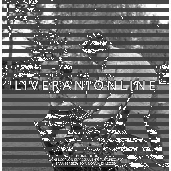 GINA LOLLOBRIGIDA ATTRICE ITALIANA - RETROSPETTIVA NELLA FOTO A ROMA NEGLI ANNI \'60 NEL GIARDINO DELLA SUA VILLA MENTRE RACCOGLIE LE ROSE ©ARCHIVIO GIOVANNI LIVERANI / AG. ALDO LIVERANI SAS