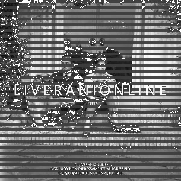 GINA LOLLOBRIGIDA ATTRICE ITALIANA - RETROSPETTIVA NELLA FOTO A ROMA NEGLI ANNI \'60 NELLA SUA VILLA CON IL MARITO MILKO SKOFIC ©ARCHIVIO GIOVANNI LIVERANI / AG. ALDO LIVERANI SAS