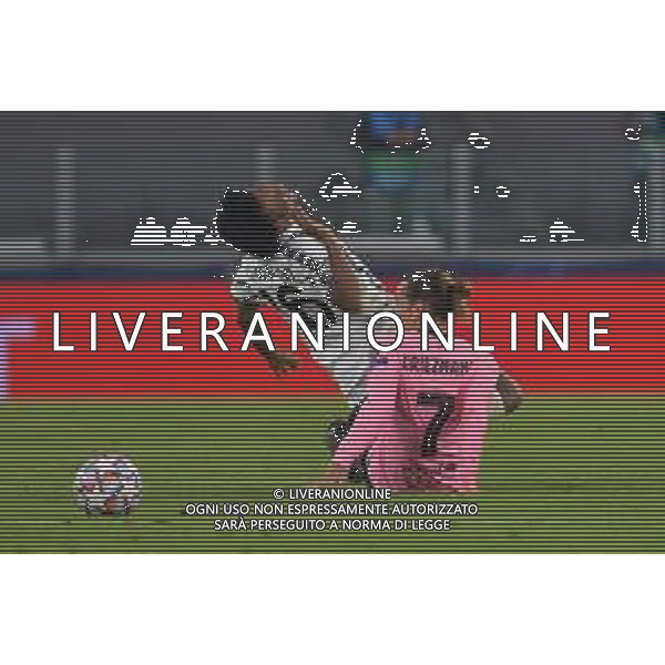 ©Falzone/Agenzia Aldo Liverani Torino 28.10.2020 Stadio Allianz Stadium Juventus vs Barcellona Champions League 2020/2021 Gruppo G Giornata 2 di 6 Nella foto : ​Juan Cuadrado-Antoine Griezmann ©FALZONE / AGENZIA ALDO LIVERANI SAS