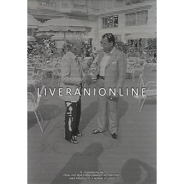 RETROSPETTIVA ALBERTO SORDI ATTORE NELLA FOTO ALBERTO SORDI CON LUIGI COMENCINI A CANNES NELL\'ANNO 1979 AG ALDO LIVERANI SAS  