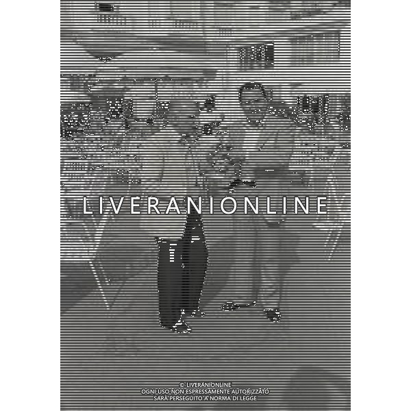 RETROSPETTIVA ALBERTO SORDI ATTORE NELLA FOTO ALBERTO SORDI CON LUIGI COMENCINI A CANNES NELL\'ANNO 1979 AG ALDO LIVERANI SAS    